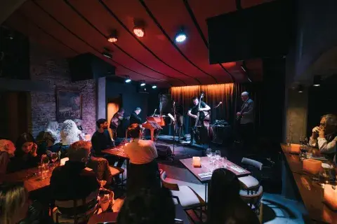 Desafinado Club, el oasis urbano de City Bell donde el jazz, la gastronomía y la mixología conviven al mismo nivel Desafinado Club, el oasis urbano de City Bell donde el jazz, la gastronomía y la mixología conviven al mismo nivel