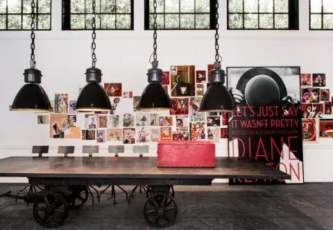 En su libro La casa que Pinterest construyó, revela cómo Pinterest se convirtió en su musa arquitectónica —aunque al principio ni siquiera la conocía— y cómo una imagen infantil de los Cuentos de los tres cerditos guió la elección del ladrillo exterior