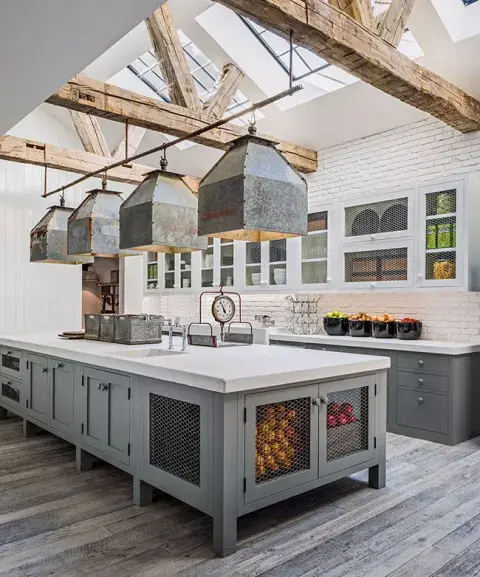 La cocina integra lo moderno con lo cálido: es un espacio que, según Keaton, fue pensado “para honrar la luz”.