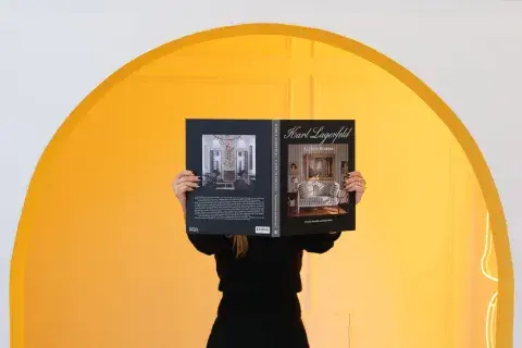 Buscaron que el espacio luzca como una galería de arte donde los libros son las obras a exhibir, pero también a tocar, abrir, mirar. Buscaron que el espacio luzca como una galería de arte donde los libros son las obras a exhibir, pero también a tocar, abrir, mirar.