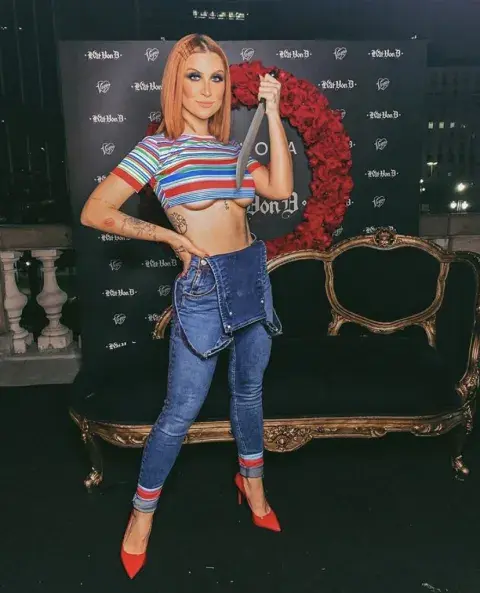 Foto de mujer disfrazada de Chucky. Foto de mujer disfrazada de Chucky.