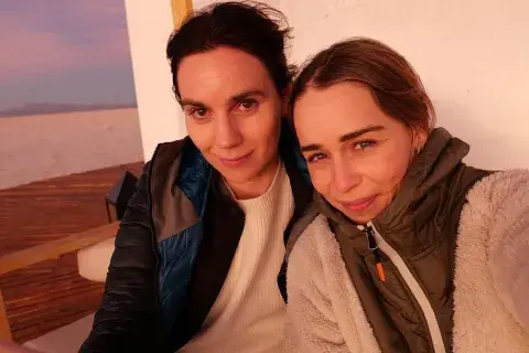 La actriz británica Emilia Clarke, reconocida por su icónico papel como Daenerys Targaryen en Game of Thrones, ha compartido con sus seguidores una serie de momentos especiales de su reciente visita a Argentina. La actriz británica Emilia Clarke, reconocida por su icónico papel como Daenerys Targaryen en Game of Thrones, ha compartido con sus seguidores una serie de momentos especiales de su reciente visita a Argentina.