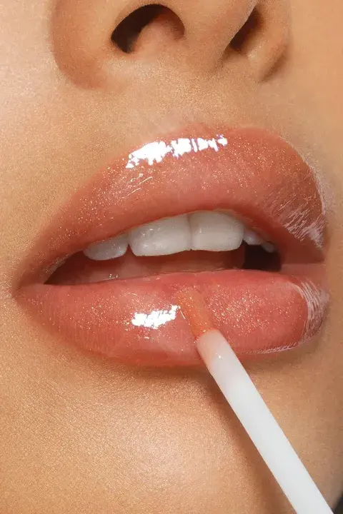 Una mujer pintándose los labios Una mujer pintándose los labios