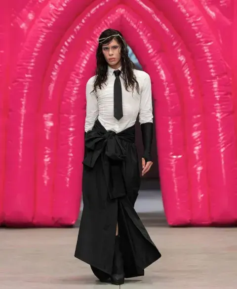 La falda de Blackmamba elegida por Rosalía fue presentada hace unos días en Fashion Week México. La falda de Blackmamba elegida por Rosalía fue presentada hace unos días en Fashion Week México.