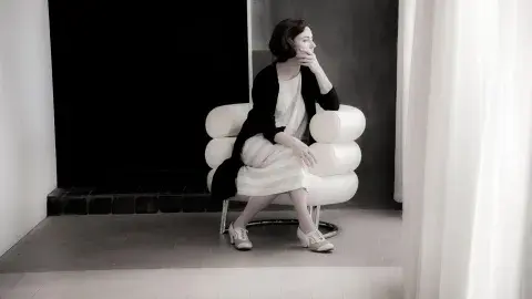 E.1027 es un viaje cinematográfico a la mente de Eileen Gray. La diseñadora irlandesa construye un refugio en la Costa Azul en 1929. Le Corbusier se obsesiona con la vivienda y pasan cosas... 