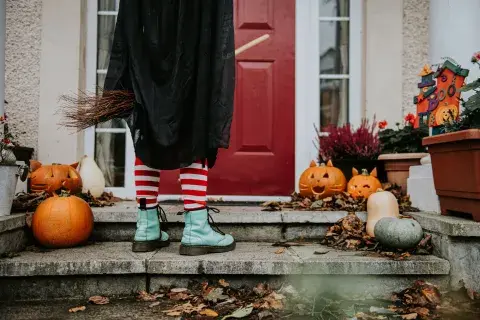 El origen de Halloween se remonta a más de dos mil años, al festival celta de Samhain, una celebración que marcaba el fin de la cosecha y el comienzo del invierno. El origen de Halloween se remonta a más de dos mil años, al festival celta de Samhain, una celebración que marcaba el fin de la cosecha y el comienzo del invierno.