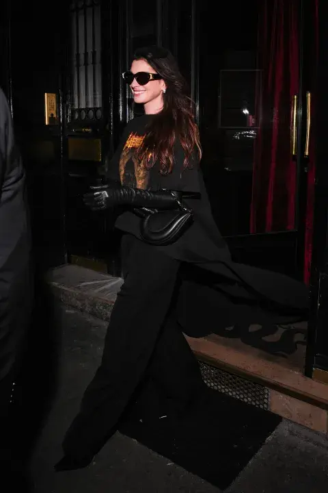 Anne Hathaway en el desfile de Balenciaga Anne Hathaway en el desfile de Balenciaga