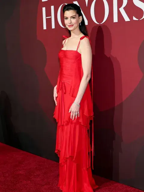 El modelo, originalmente lucido por Karolina Kurkova en París, es un vestido de tirantes finos con falda plisada en tres niveles y delicados lazos, pura feminidad y movimiento. El modelo, originalmente lucido por Karolina Kurkova en París, es un vestido de tirantes finos con falda plisada en tres niveles y delicados lazos, pura feminidad y movimiento.