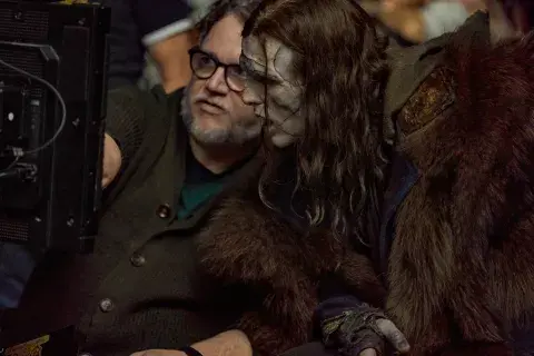 Guillermo del Toro con Jacob Elordi en el set de Frankenstein. Guillermo del Toro con Jacob Elordi en el set de Frankenstein.