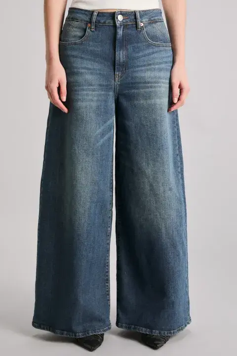 El jeans super loose blue, de calce oversize y tiro bajo, tendencia en TikTok. El jeans super loose blue, de calce oversize y tiro bajo, tendencia en TikTok.