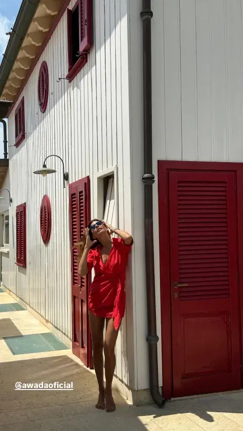 El vestido es de lino, uno de los materiales más frescos para usar en verano El vestido es de lino, uno de los materiales más frescos para usar en verano