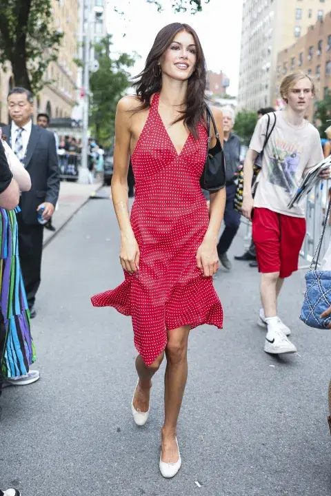 Kaia Gerber y un look con lunares en el Festival de Tribeca 2025.