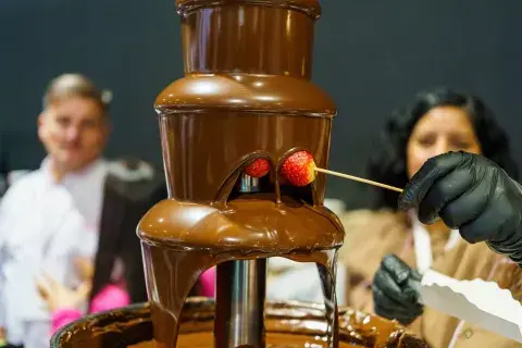 Si tu mamá es fan del chocolate, este plan puede ser el regalo ideal. Del 17 al 19 de octubre, La Chocolaterie llega a Unicenter Shopping con una edición especial por el Día de la Madre. Este pop up reúne a más de 50 chocolateros de todo el país que presentarán sus creaciones más exquisitas: bombones, tabletas, alfajores, propuestas veganas y sin azúcar, además de nuevas combinaciones que prometen sorprender a todos los paladares.  Pensado como una experiencia sensorial para compartir, el paseo invita a des
