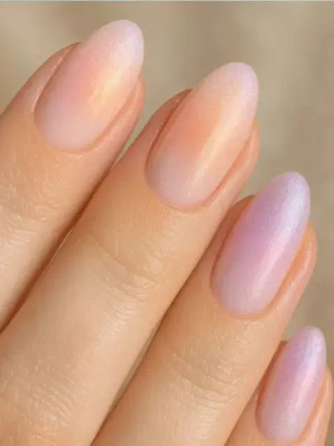 Ideas de uñas con brillos para la primavera: Laminado holográfico pastel. Ideas de uñas con brillos para la primavera: Laminado holográfico pastel.