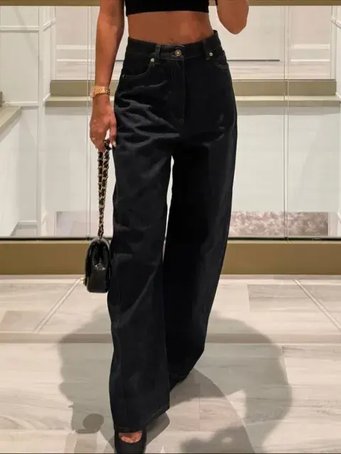 Jean wide leg en tono oscuro, uno de los elegidos de Antonela Roccuzzo Jean wide leg en tono oscuro, uno de los elegidos de Antonela Roccuzzo