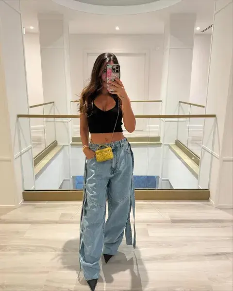Antonela Roccuzzo con una mini cartera de Yves Saint Laurent