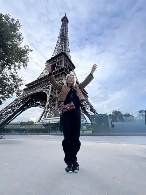 En sus redes, dejó ver parte de esa travesía parisina: la Torre Eiffel, el Puente de las Artes sobre el Sena, y una postal que enamoró a sus seguidores. En sus redes, dejó ver parte de esa travesía parisina: la Torre Eiffel, el Puente de las Artes sobre el Sena, y una postal que enamoró a sus seguidores.