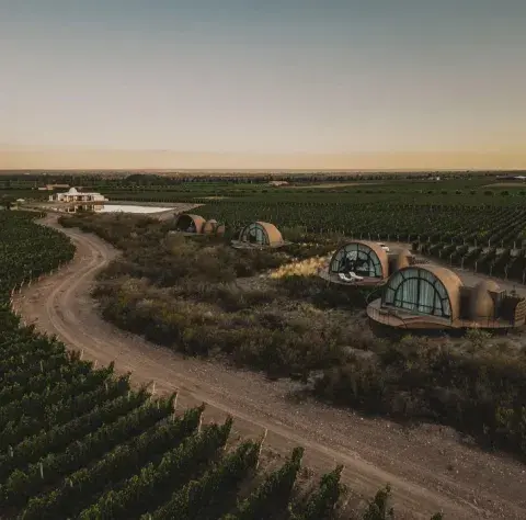 En Mendoza, Chozos Resort by AKEN Spirit ofrece una experiencia inesperada: chozas con forma de cúpulas futuristas, aisladas entre viñedos. En Mendoza, Chozos Resort by AKEN Spirit ofrece una experiencia inesperada: chozas con forma de cúpulas futuristas, aisladas entre viñedos.