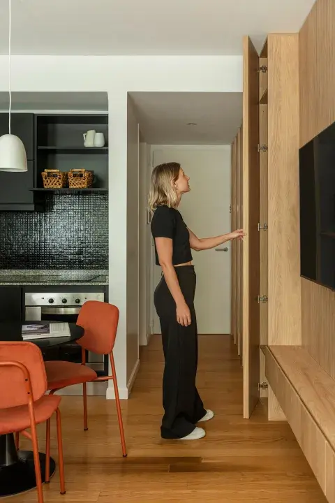 Como la premisa del concepto fue un departamento que tuviera alma de casa, un mueble podía ayudar a delimitar un sector de cocina, otro de living y uno de cuarto. Como la premisa del concepto fue un departamento que tuviera alma de casa, un mueble podía ayudar a delimitar un sector de cocina, otro de living y uno de cuarto.