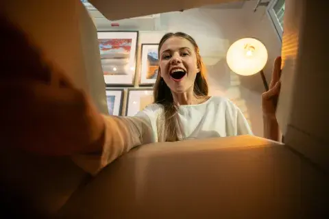 Foto de mujer abriendo regalo. Foto de mujer abriendo regalo.