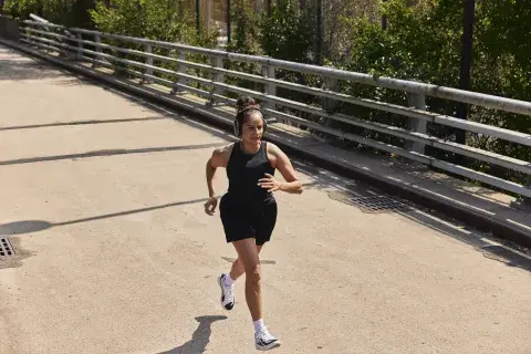 Foto de mujer corriendo. Foto de mujer corriendo.