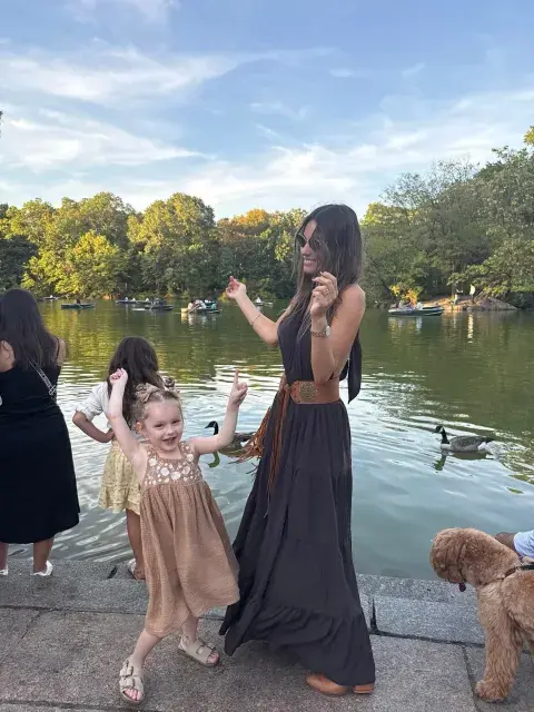 Para la ocasión, eligió un vestido largo en tono chocolate, una prenda que captura a la perfección el espíritu boho chic Para la ocasión, eligió un vestido largo en tono chocolate, una prenda que captura a la perfección el espíritu boho chic
