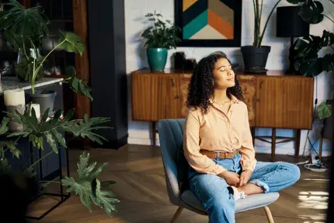 Foto de mujer meditando. Foto de mujer meditando.