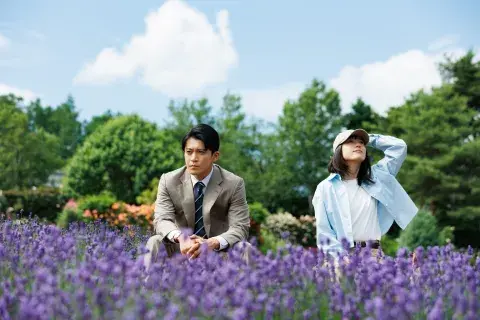 Hana y Sōsuke descubren que el amor también puede sentirse sin tocarse. Hana y Sōsuke descubren que el amor también puede sentirse sin tocarse.