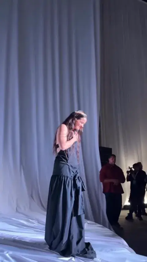 Rosalía lució una marca argentina al presentar su nuevo disco: así es la falda de Blackmamba. Rosalía lució una marca argentina al presentar su nuevo disco: así es la falda de Blackmamba.