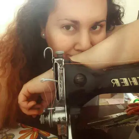 Sharon con su máquina de coser, herencia de su abuela. Sharon con su máquina de coser, herencia de su abuela.