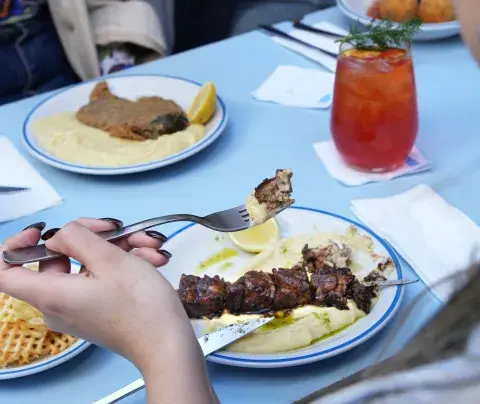 Plato de pinchos de carne Plato de pinchos de carne