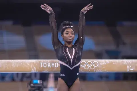 n los Juegos Olímpicos de Tokio 2021, Biles decidió detenerse en plena competencia