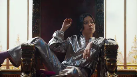 Foto de Su Majestad en Prime Video. Foto de Su Majestad en Prime Video.