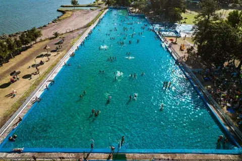 El complejo cuenta con una pileta de proporciones asombrosas: 158 m de largo por 50 m de ancho, profundizada en sus raíces allá por 1966, cuando la calle y la ruta dieron pie a una idea de obra pública que hoy es símbolo local. El complejo cuenta con una pileta de proporciones asombrosas: 158 m de largo por 50 m de ancho, profundizada en sus raíces allá por 1966, cuando la calle y la ruta dieron pie a una idea de obra pública que hoy es símbolo local.