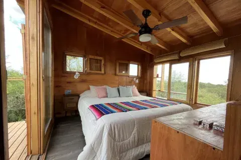 El dormitorio tiene un gran balcón mirador con vistas al monte cordobés. El dormitorio tiene un gran balcón mirador con vistas al monte cordobés.