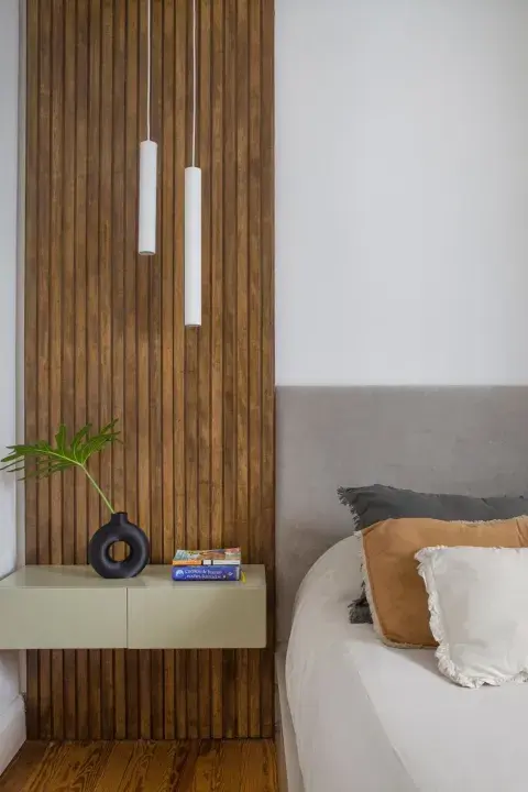 Lámparas colgantes cilíndricas de Paraná 201. Mesas de luz flotantes diseñadas por Aserrín Hace Ran. Revestimiento de pared en varillas de madera. Lámparas colgantes cilíndricas de Paraná 201. Mesas de luz flotantes diseñadas por Aserrín Hace Ran. Revestimiento de pared en varillas de madera.