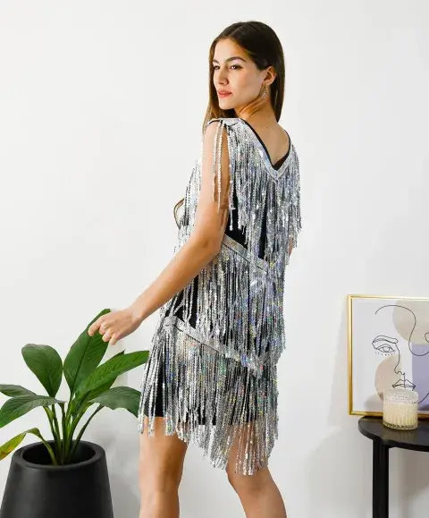 Vestido engomado de lentejuela y flecos, la tendencia que invade TikTok en 2025. Vestido engomado de lentejuela y flecos, la tendencia que invade TikTok en 2025.