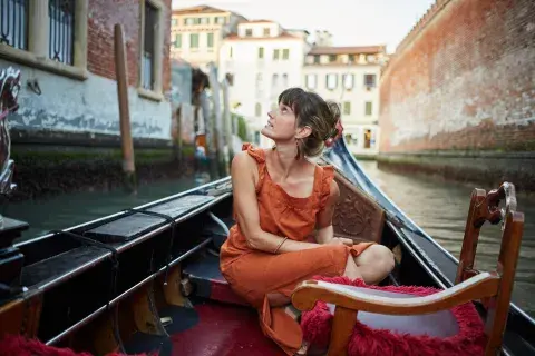 Una mujer en una góndola en Venecia Una mujer en una góndola en Venecia