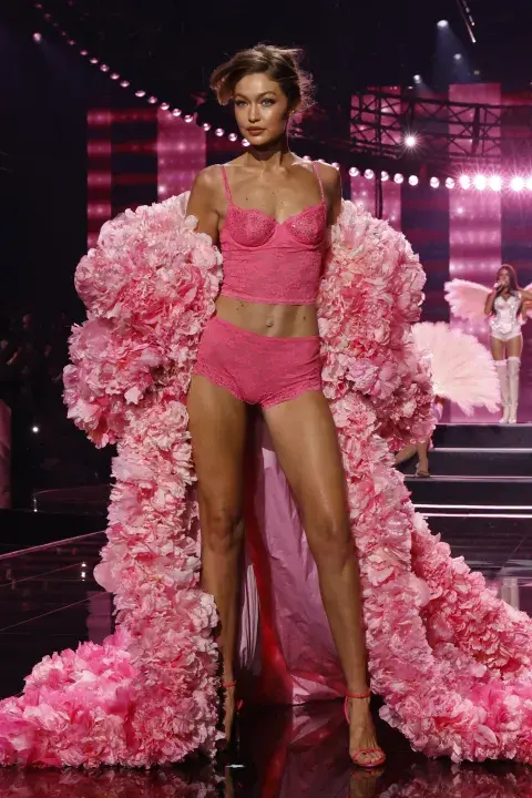 Gigi Hadid también se lució en la pasarela Gigi Hadid también se lució en la pasarela