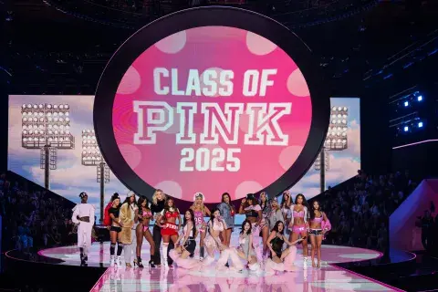 El show se transmitió en vivo por Amazon Prime y el canal oficial de YouTube de Victoria’s Secret, llegando a millones de personas alrededor del mundo. El show se transmitió en vivo por Amazon Prime y el canal oficial de YouTube de Victoria’s Secret, llegando a millones de personas alrededor del mundo.