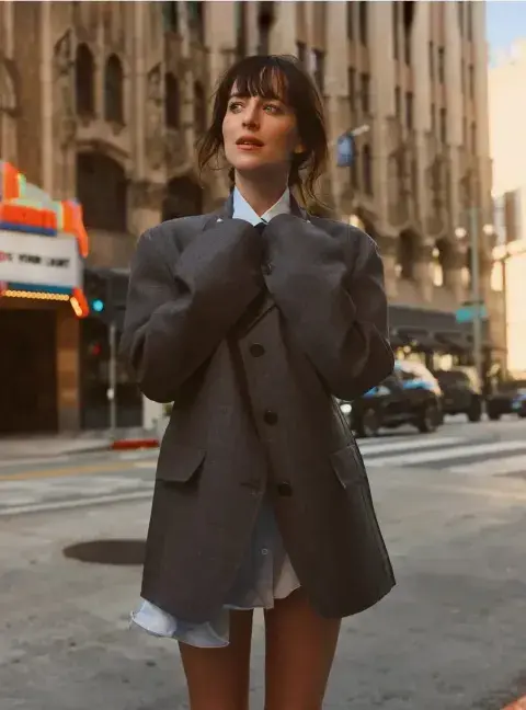 Clásico, atemporal y canchero: el look 'power dressing' de Dakota Johnson para la tapa de Vogue Clásico, atemporal y canchero: el look 'power dressing' de Dakota Johnson para la tapa de Vogue