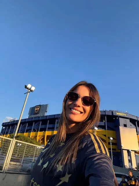 Pampita se despidió del estadio con la satisfacción de haber vivido una tarde auténtica, donde el fútbol, los colores y la familia se combinaron en un mismo momento. Pampita se despidió del estadio con la satisfacción de haber vivido una tarde auténtica, donde el fútbol, los colores y la familia se combinaron en un mismo momento.