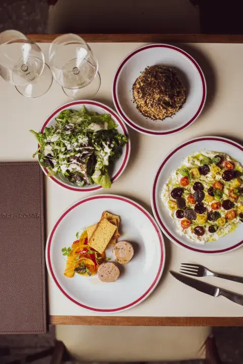 Dua Lipa en Argentina: cuánto cuesta cenar en el restaurante de Villa Crespo que eligió para comer con su familia
