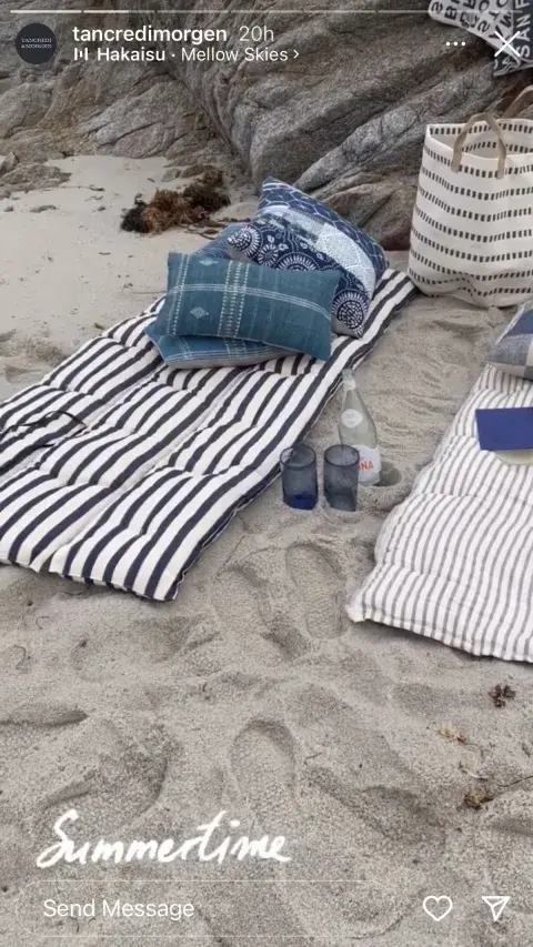 Liviana, fácil de limpiar y con una estética cuidada, esta manta se impone como la opción ideal para disfrutar de la playa sin preocupaciones. Liviana, fácil de limpiar y con una estética cuidada, esta manta se impone como la opción ideal para disfrutar de la playa sin preocupaciones.