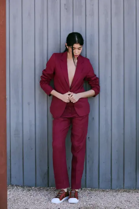  BLAZER Y PANTALÓN (BLUE SHEEP), ZAPATILLAS (FISKYN).