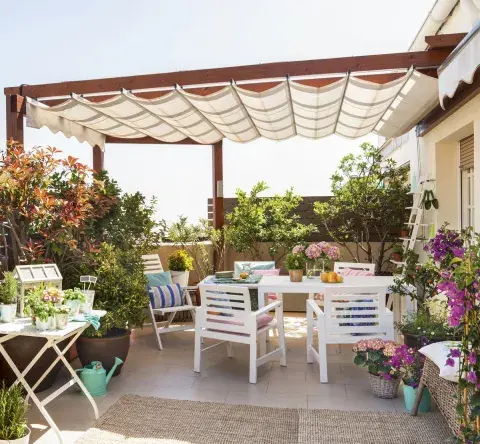 Los toldos retráctiles siempre son ideales para generar sombra en una terraza Los toldos retráctiles siempre son ideales para generar sombra en una terraza