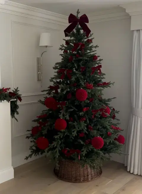 Los lazos grandes están irrumpiendo con fuerza en la decoración navideña porque conjugan estética moderna, simplicidad y calidez al mismo tiempo. Los lazos grandes están irrumpiendo con fuerza en la decoración navideña porque conjugan estética moderna, simplicidad y calidez al mismo tiempo.