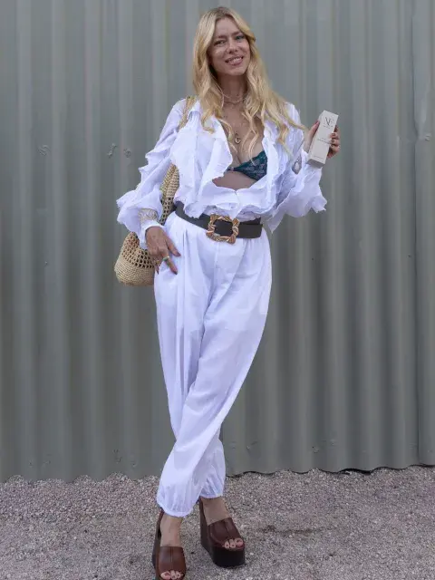 Nicole Newmann de blanco en la Aldea Pop-Up Nicole Newmann de blanco en la Aldea Pop-Up