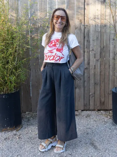 Romina Polnoroff, creadora de MamaSana con una remera estampada y pantalones de tiro alto Romina Polnoroff, creadora de MamaSana con una remera estampada y pantalones de tiro alto