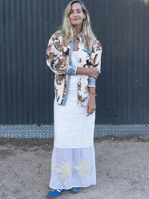 Luli Balestrin con un vestido largo en color blanco y una campera estampada Luli Balestrin con un vestido largo en color blanco y una campera estampada